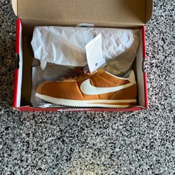 Nike Cortez - Size 10