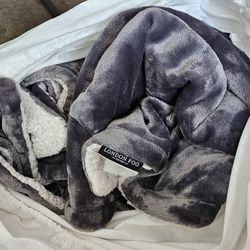 London Fog KING SIZED Sherpa Comforter 