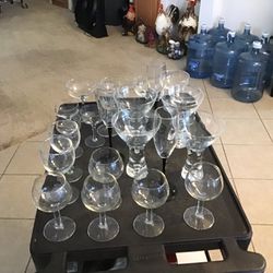 Wine And Champagne Glasses Differrent Sizes 23 Pieces.