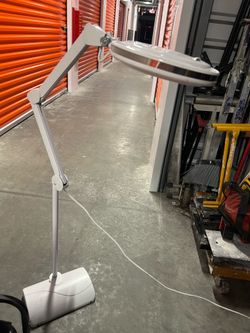 Esthetician's lamp