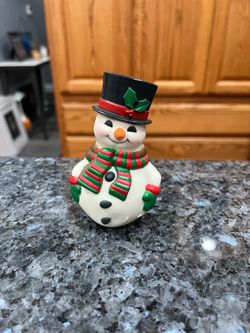 Vintage Avon Snowman Christmas Top Hat Pair of Salt and Pepper Shakers. Preowned never used. Has been on display in a cabinet with a very large salt