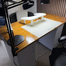 Mesa De Manicurista Con Todo Lo Que Se Ve Encima 