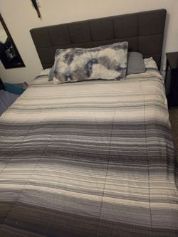 Cama queen size, con colchón incluido
