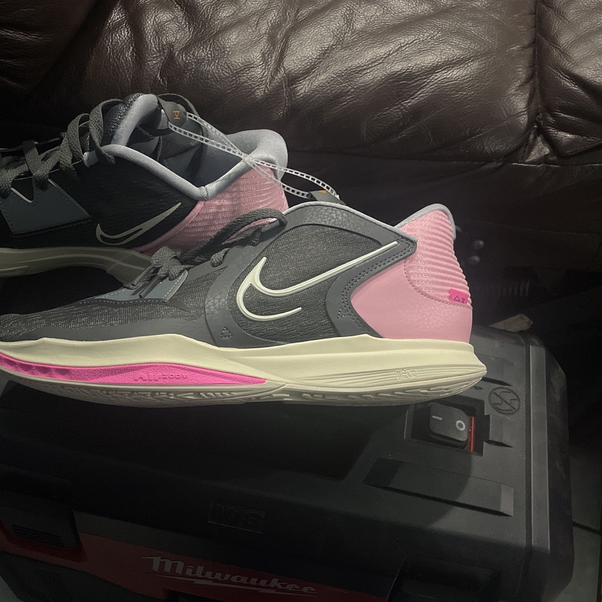 NIKE KYRIE LOW BASKETBALL SHOES