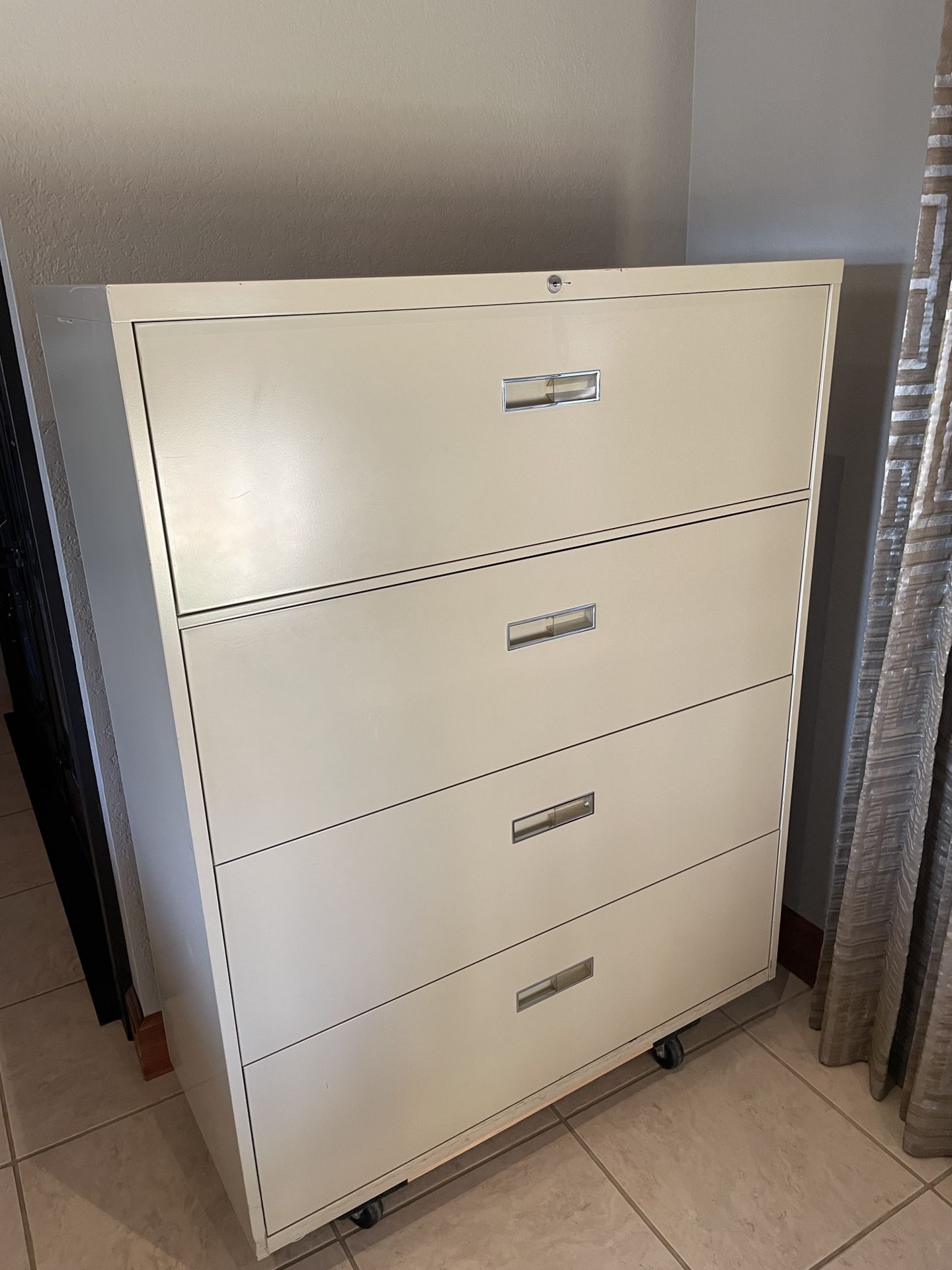 Lateral File Cabinet - 4 Drawer (Excellent Condition)