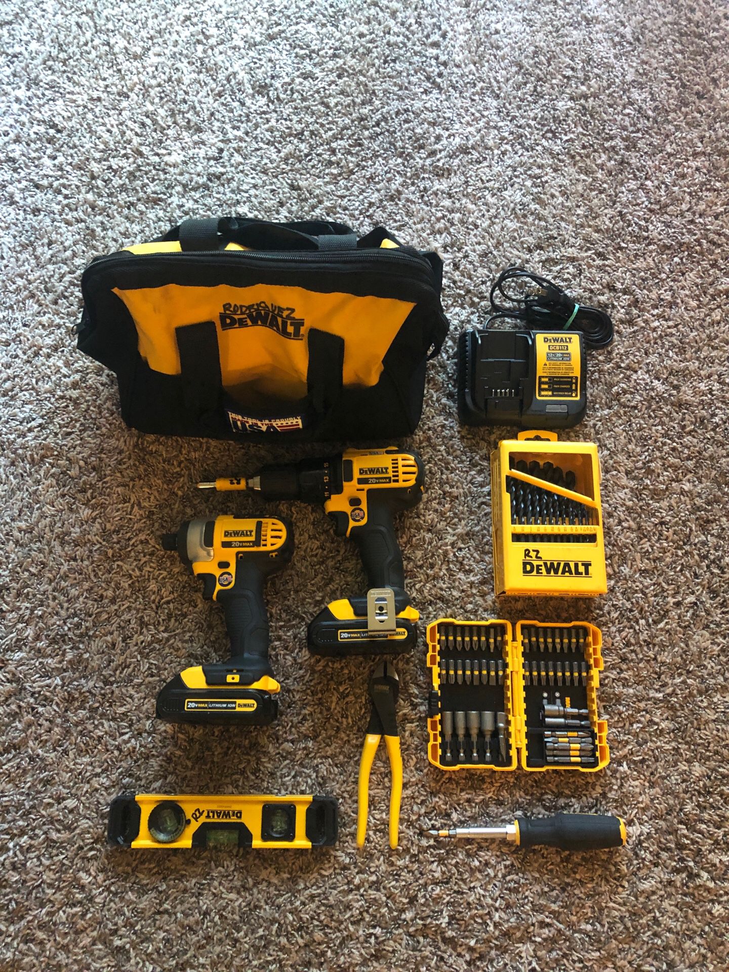 DeWalt drill driver/impact 20v set includes everything in picture