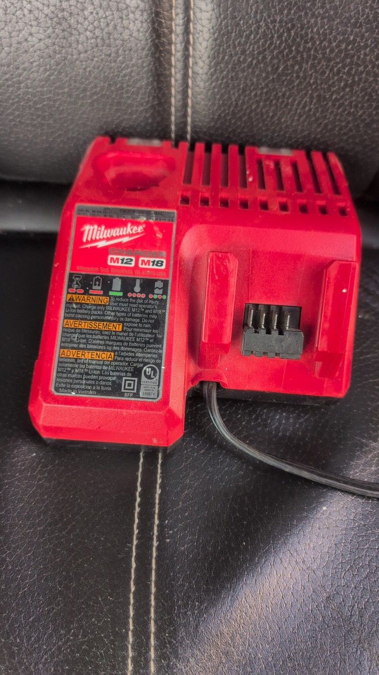 Milwaukee M18/M12 Cahrger