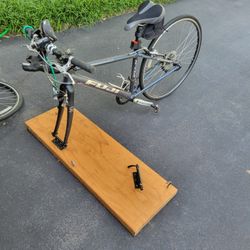 SUNLITE Fork Mount Bike Block (Bike Not Included) 