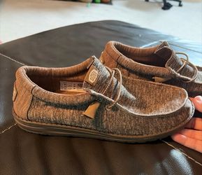 Size 10 men’s Hey Dude brown Like new