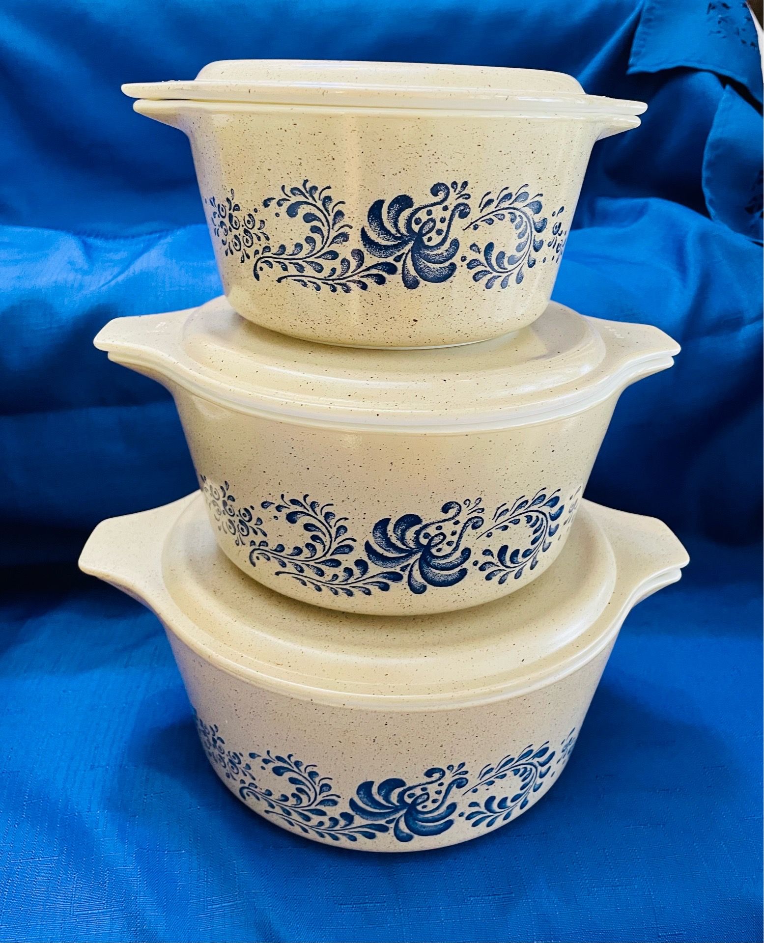 Vintage amazing Pyrex Homestead pattern set if 3 casserole dishes with lids