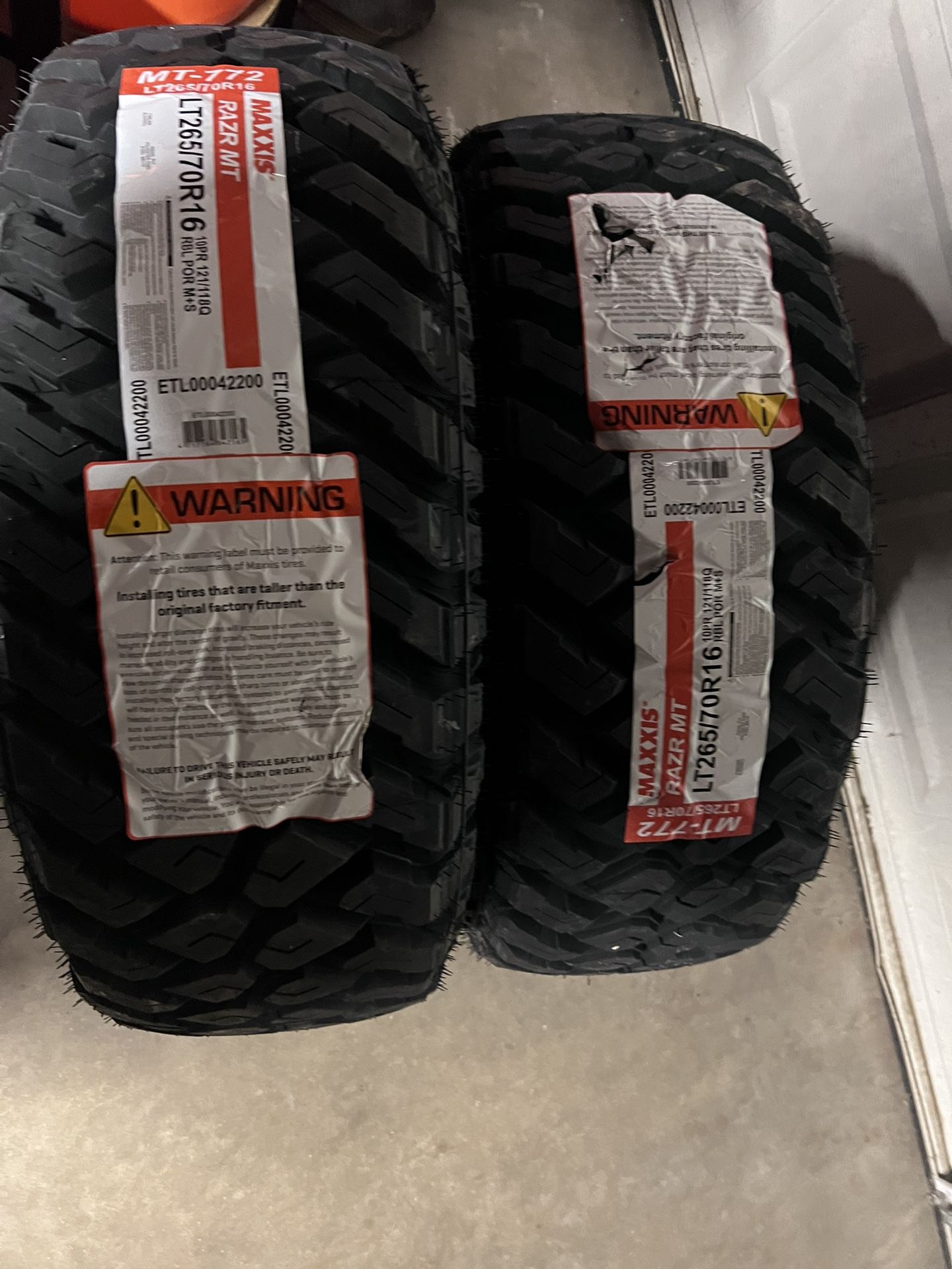$210 x 2 LLANTAS  