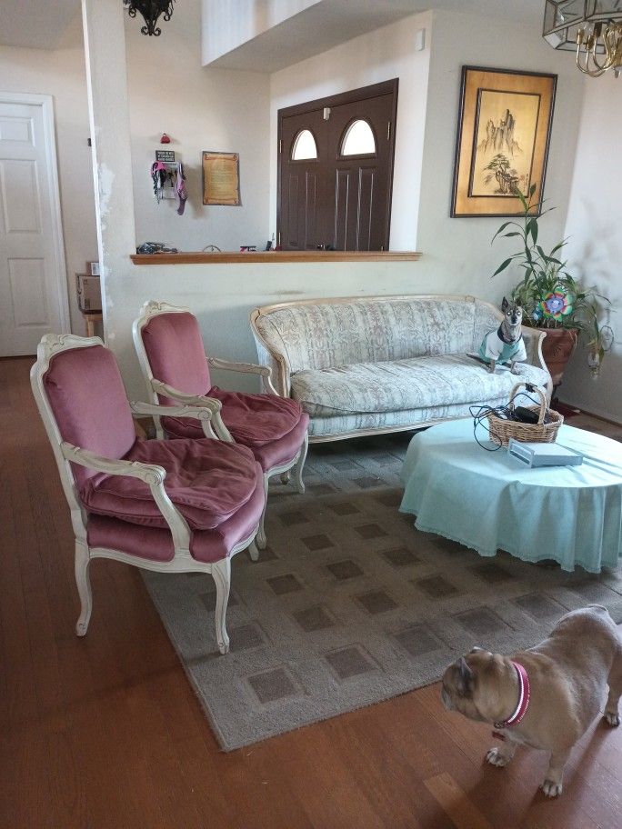 Victorian Couch With Two Chairs