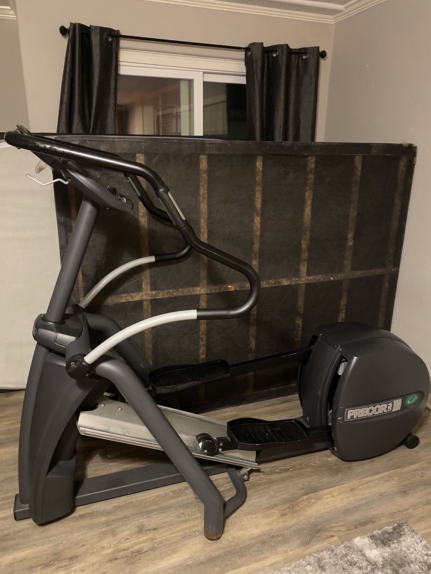Elliptical Machine Work Out Equipment Precor EFX 546