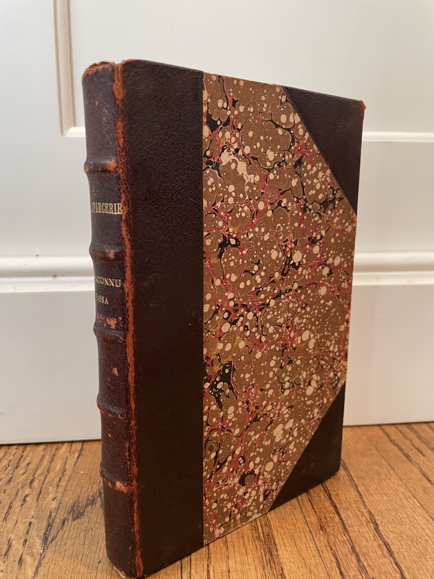 Un Inconnu Passa Marie Laparcerie Original Edition Paris 1918- RARE. Condition is pre owned and perhaps shows minor signs of wear from age and overall