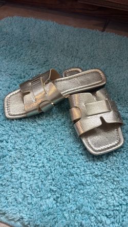 Women’s Gold flats size 6.5W