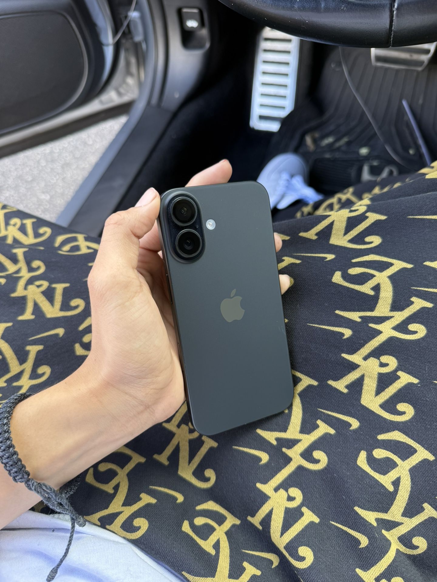 Black iPhone 16