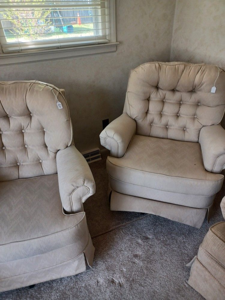2 Nice Swivel Chairs Read Below