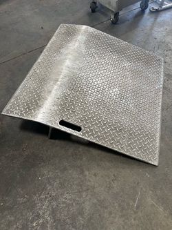 Dock loading ramp