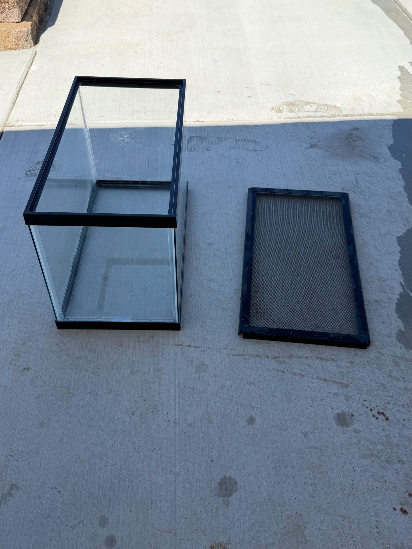 10 gallon Glass cage with lizard house and water dish