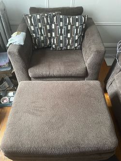 Living room chair (brown)
