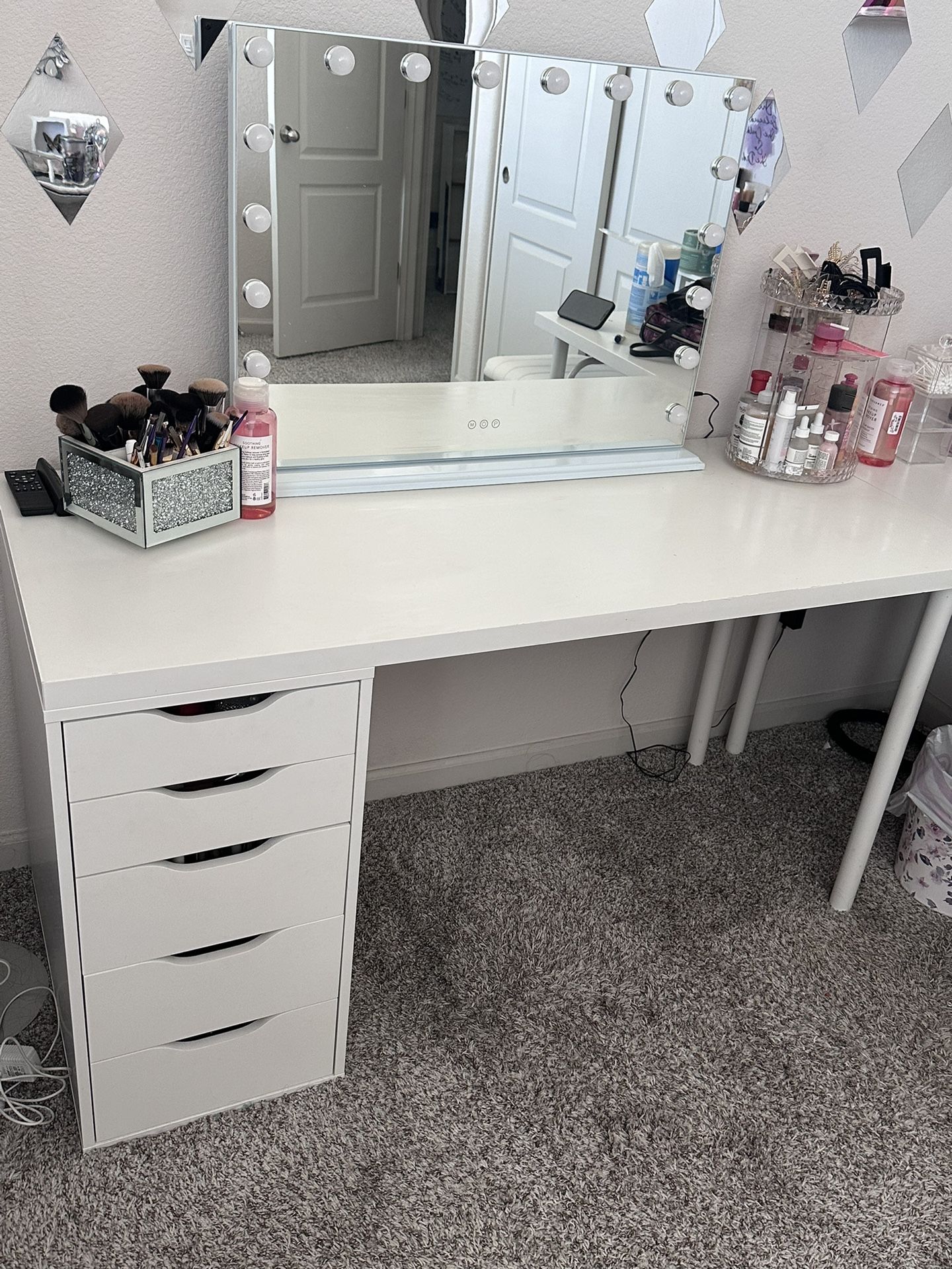 White Vanity Desk With 5 Pull Out Drawers 