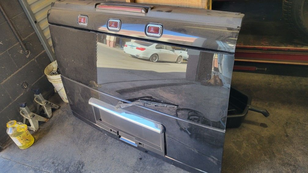 Hummer H2 tailgate Liftgate Trunk Hatch Door