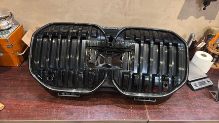 2023 and 2026 Bmw g70 7series front grill and shutter Oem