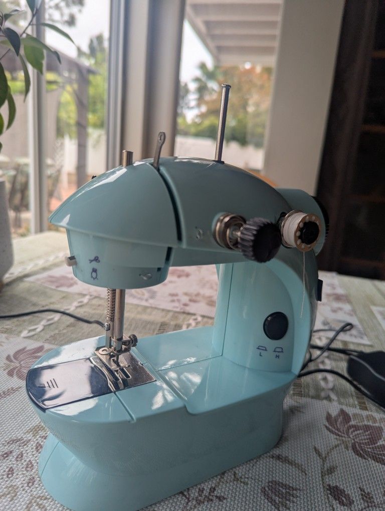Mini Sewing Machine