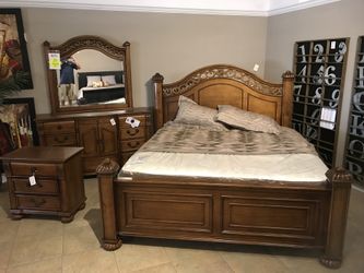 King bed, dresser/mirror, nightstand