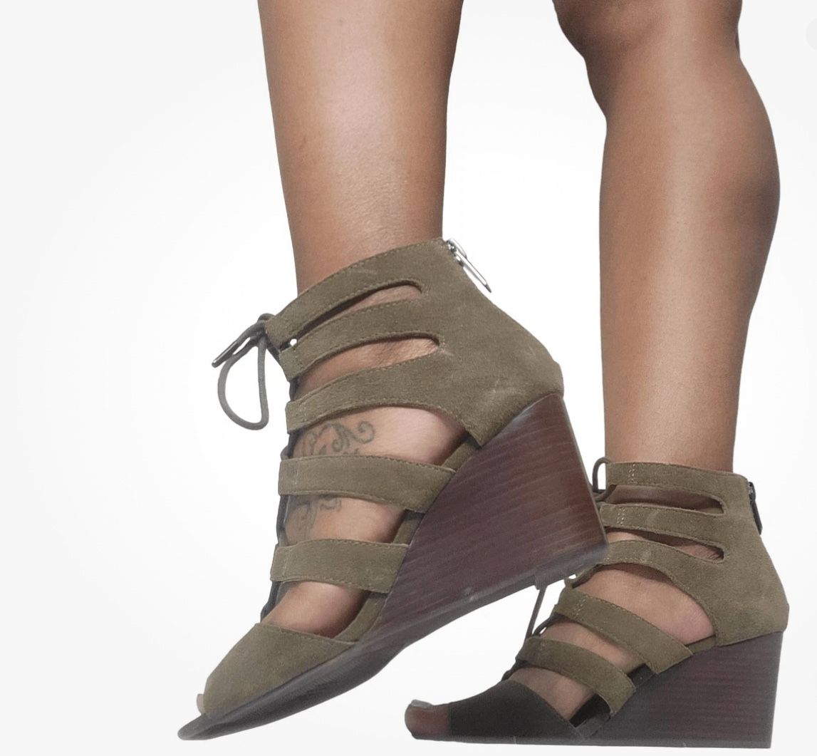 Women’s Crown Vintage Olive Green Wedge Gladiator Lace Up Wedges in size 9.5