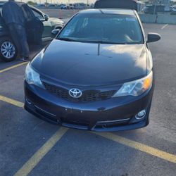 Black Toyota Camry SE (2013)