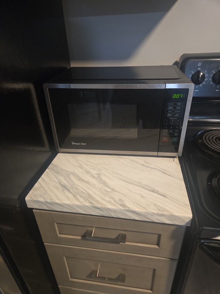 Magic Chef Microwave PLEASE COME GET TODAY 