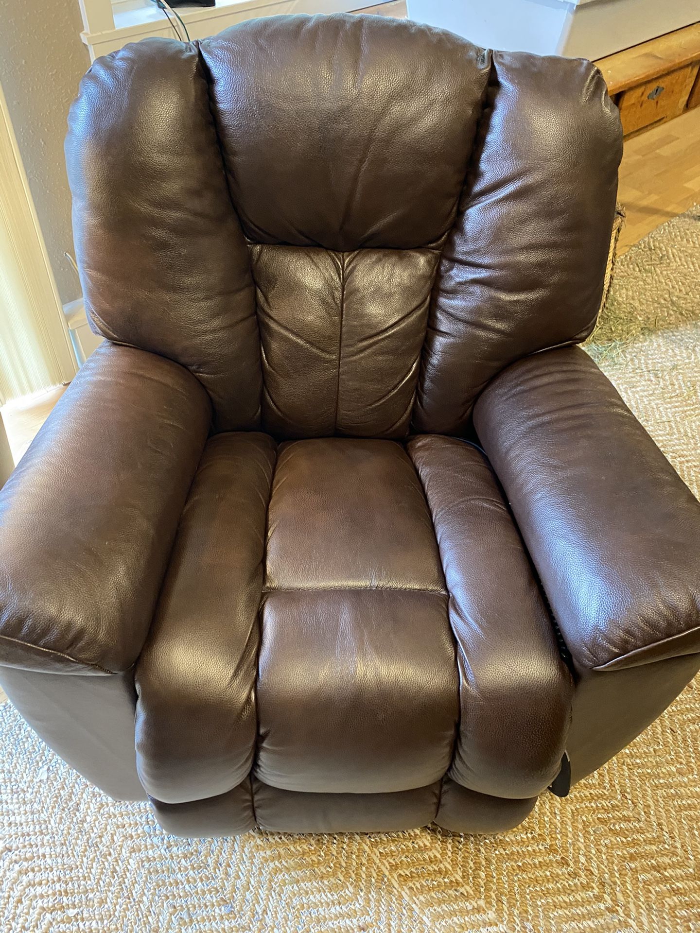 Lazy Boy Leather Recliner X2 Paid 2600, Used For 6 Months With Lumbar