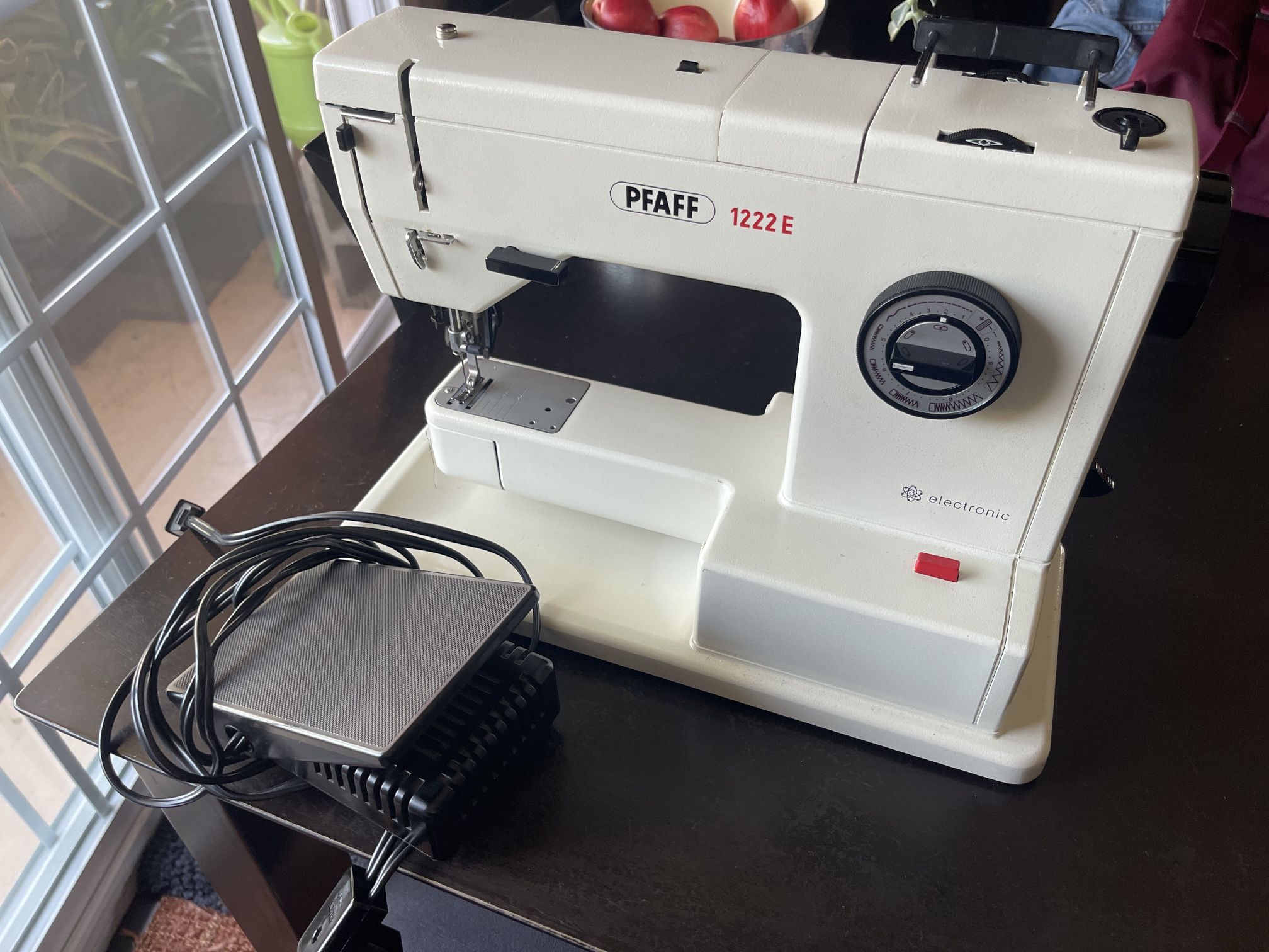Pfaff 1222E Sewing Machine Beautiful