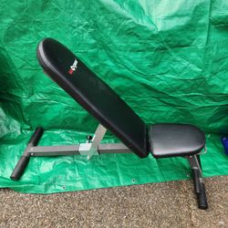 Weight bench with adjustable incline