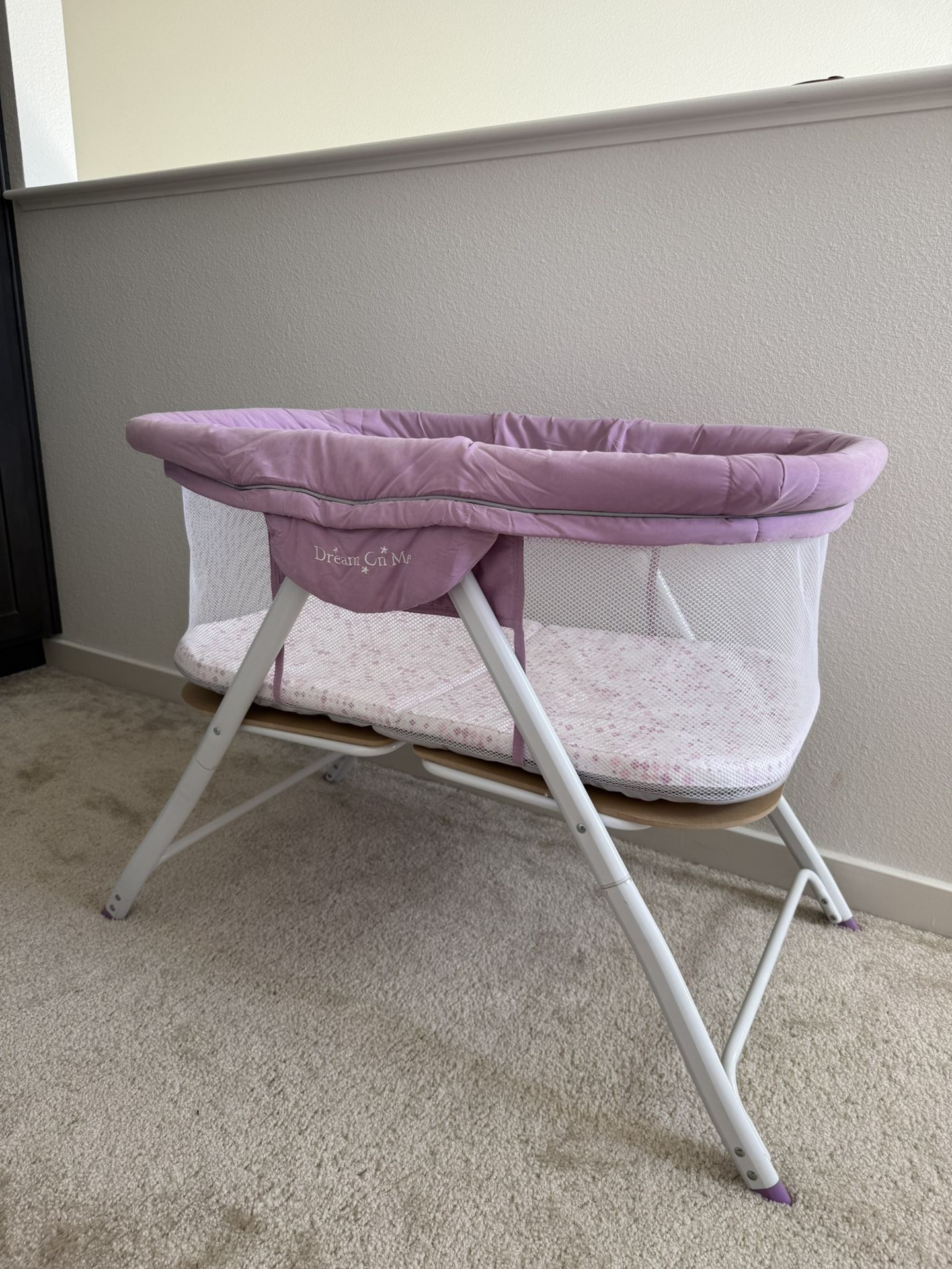 baby bassinet Dream on me