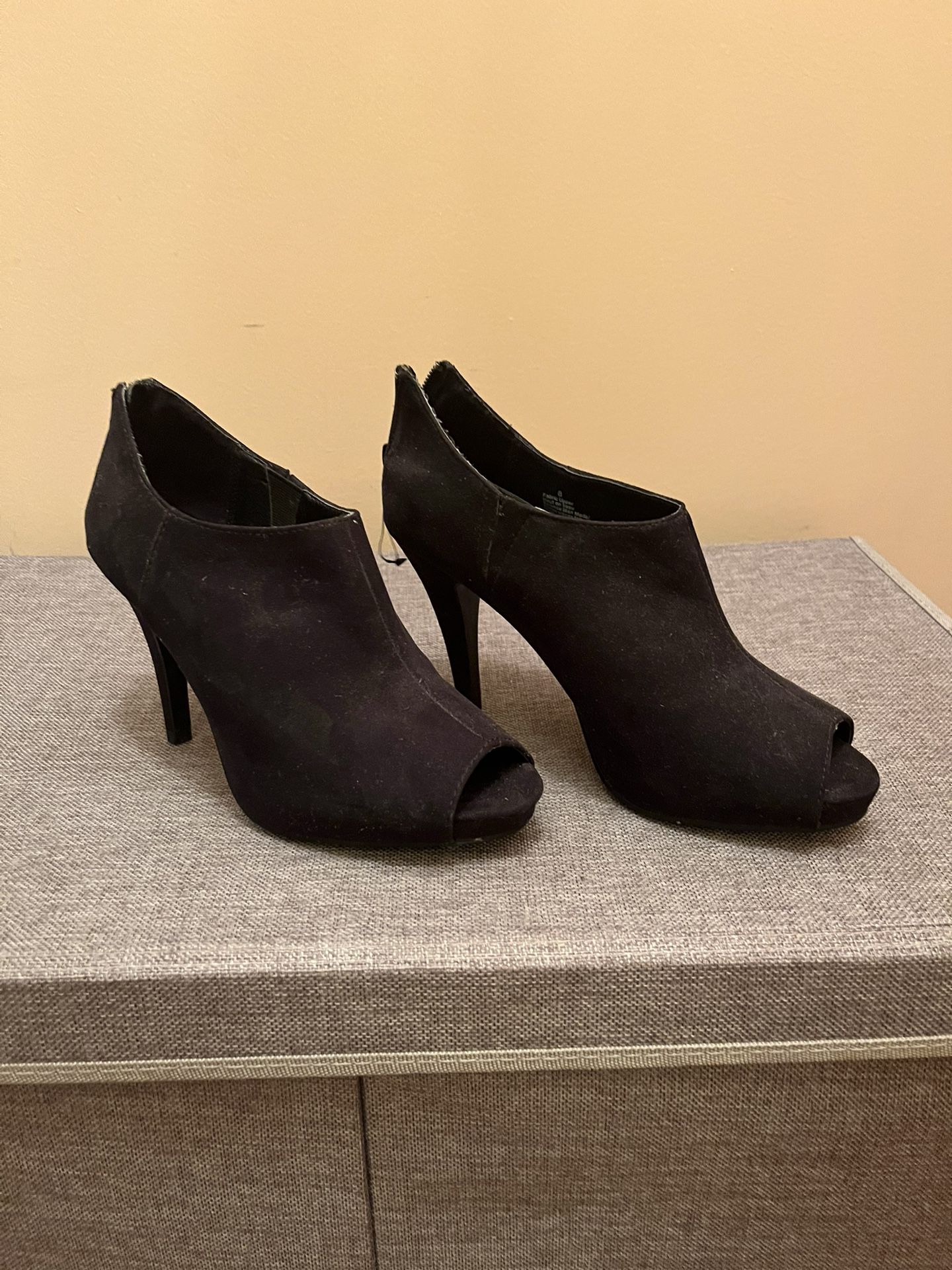 New. Express open toes heels. With zippers on the back  Suede material. Color black size 8 
