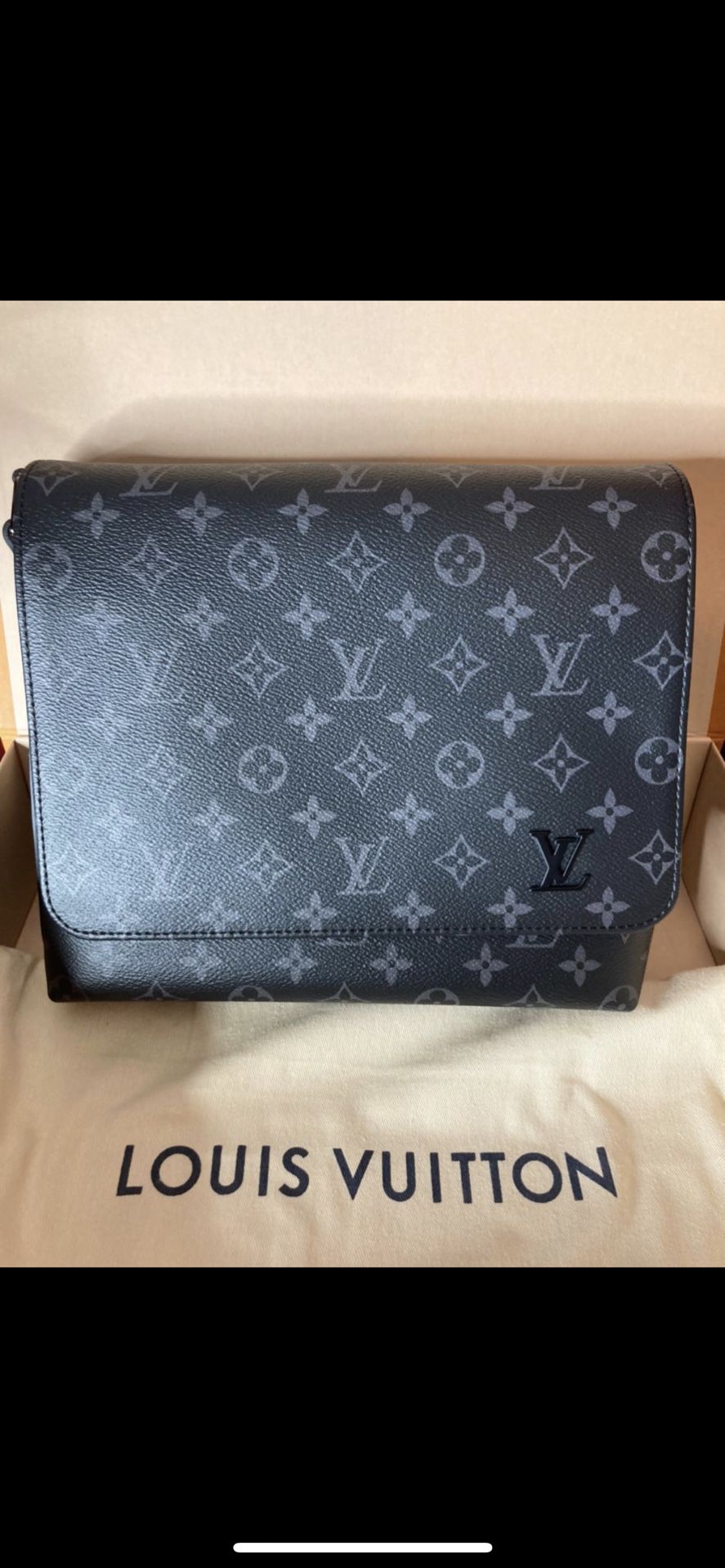 Louis Vuitton Men's Bag for Sale in Pomfret, MD - OfferUp