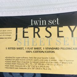 Linens’n’Things Jersey Twin Sheet Set. High quality. Brand new. Never used. Still in original packaging. 100% cotton. Priced for quick sale. Great bar