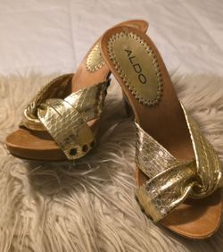 Aldo Gold Snakeskin Wedge heels size 7