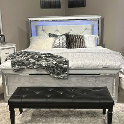 Alucha Bedroom Set

💥👈Financing Available Only $10 Down Payment🥳