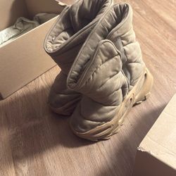 YEEZY BOOTS NSLTD