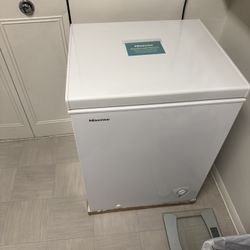 Hisense 5 cu ft Garage Ready Chest Freezer- White