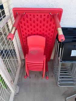 Kids table and 6 chairs
