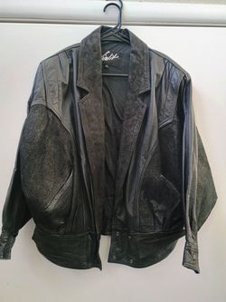 Womens Leather Jacket / SIZE MEDIUM/ Price $30/  Pick Up Only