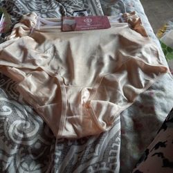 Woman's Undergarment Size 7 Brand New