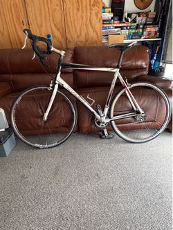 Lightweight Trek Alpha Aluminum Road Racing Bike with Bontrager Race Carbon Fork & Wheels