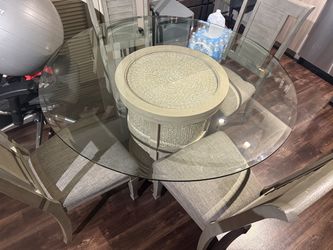 Rooms to go Round Glass Kitchen / Dining Table & Chairs