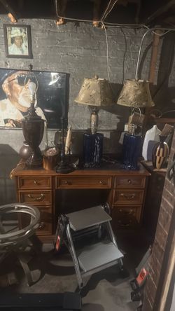 Brown desk and lamps