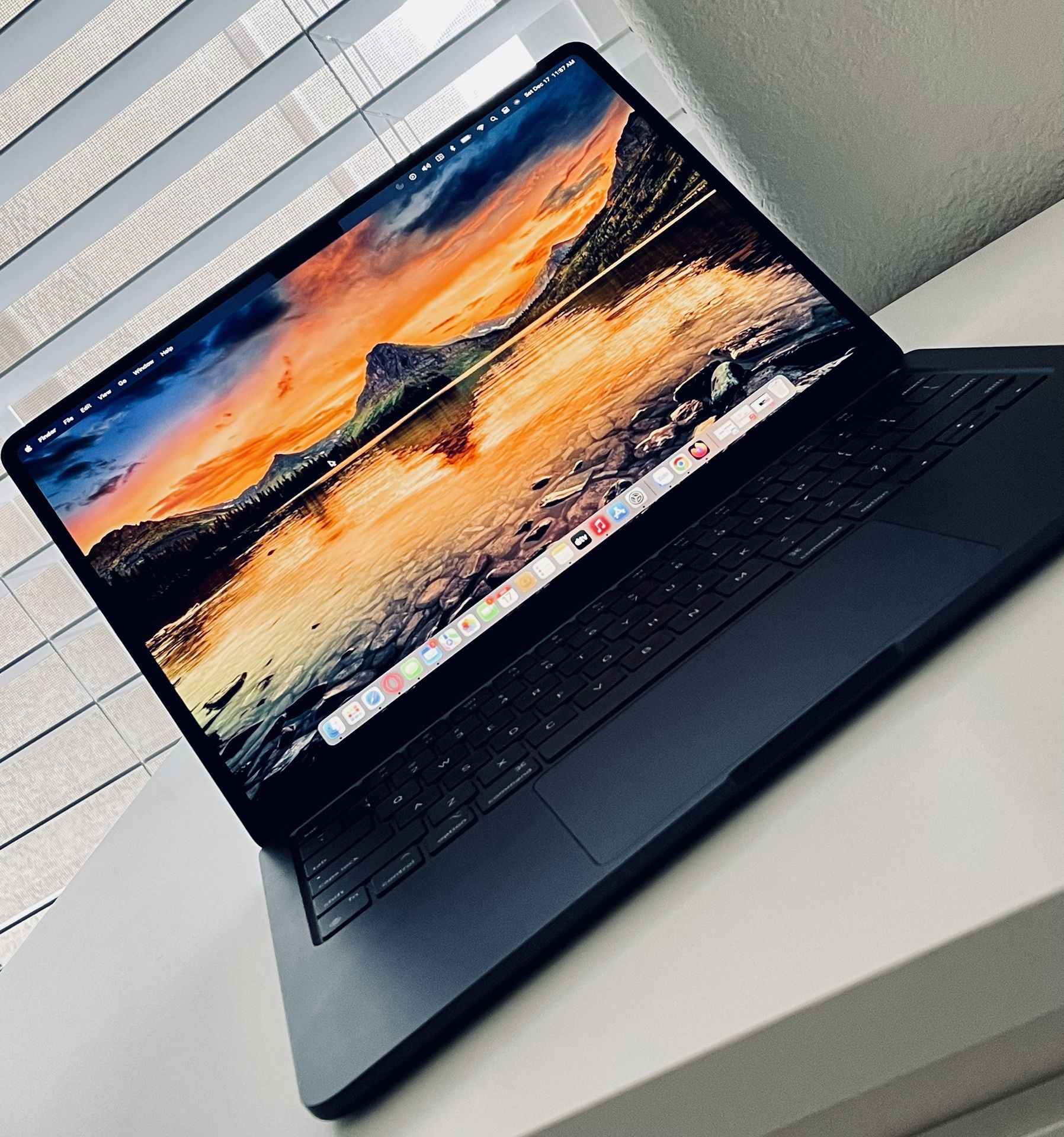 Apple MacBook Air M2 15-inch 256gb, 8GB Ram! Like New Perfect Condition